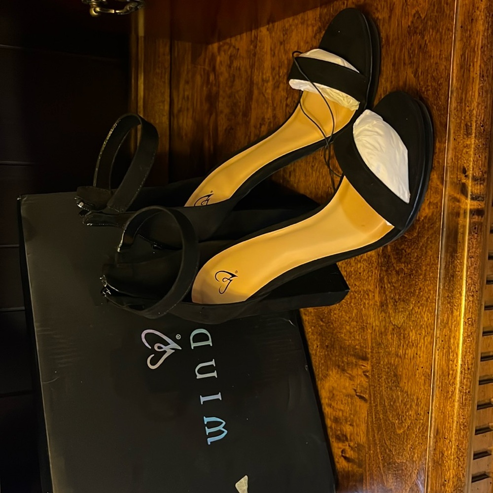Black heel shoe